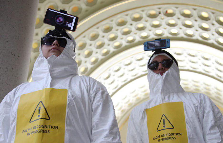 За один день активисты отсканировали 13 тысяч лиц в знак протеста