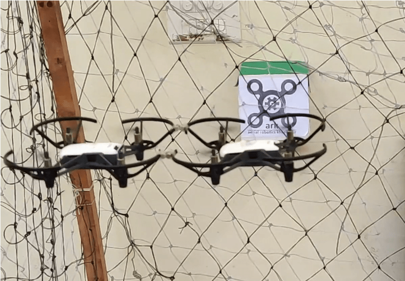 Посмотрите, как дроны объединяются в полете