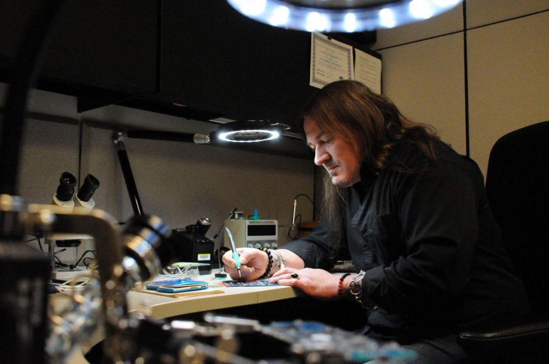 [ВОТ, ПОЧИТАЙТЕ] Как добывают данные из телефонов, которые жгли, топили и били молотком