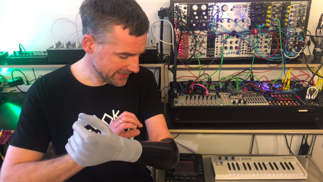 Музыкант взломал протез руки, чтобы играть силой мысли