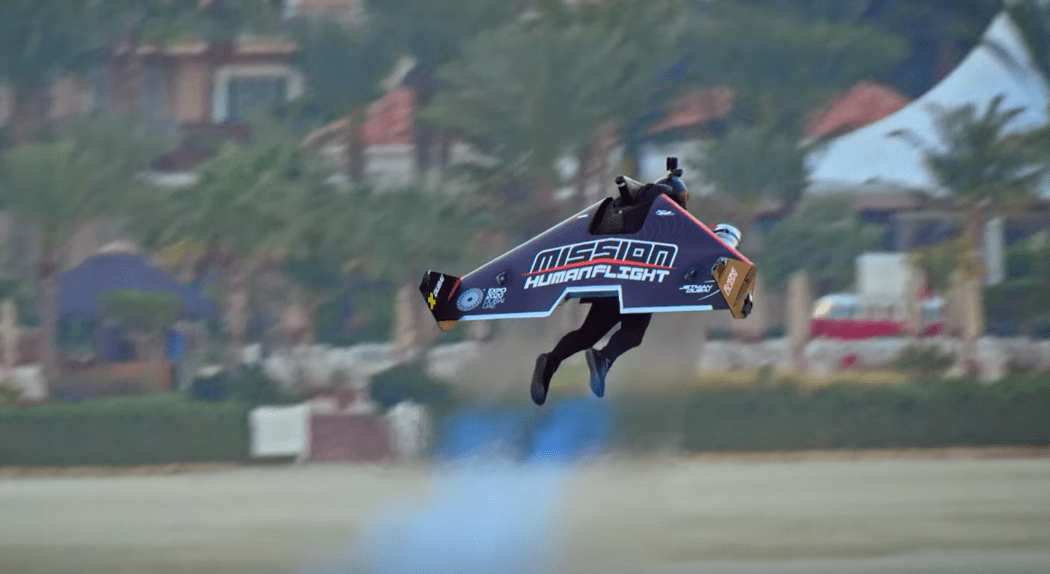 Мужик летает на джетпаке как Железный человек