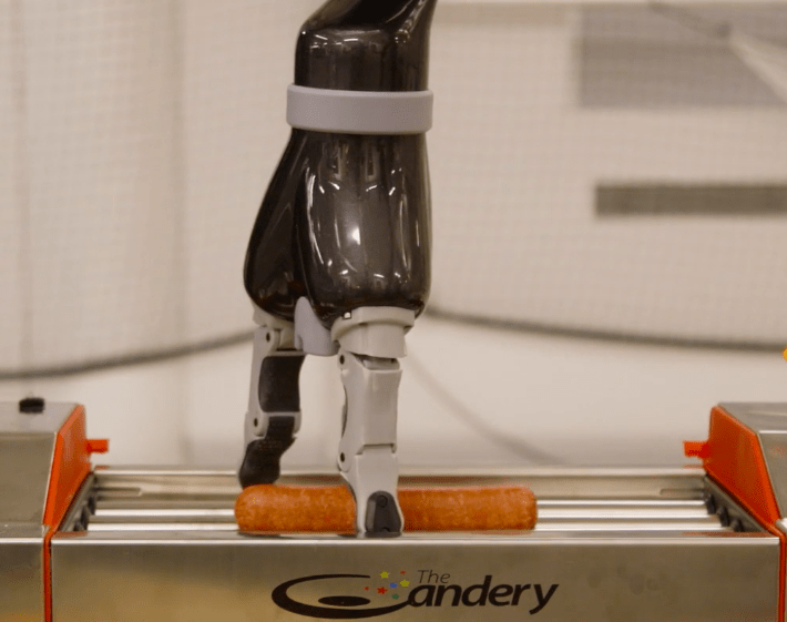 Зацените: роботы готовят хот-доги, но пока без кетчупа