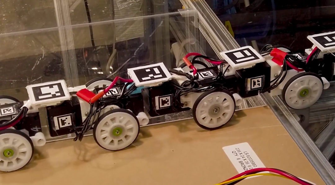 Робот-змея взбирается по ступенькам и не падает