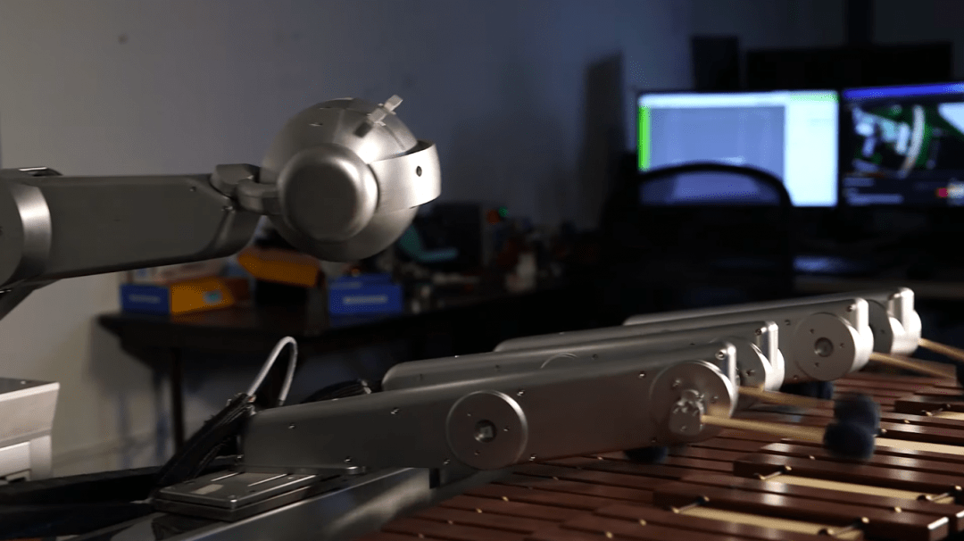 Робот Shimon написал слова для первого сингла