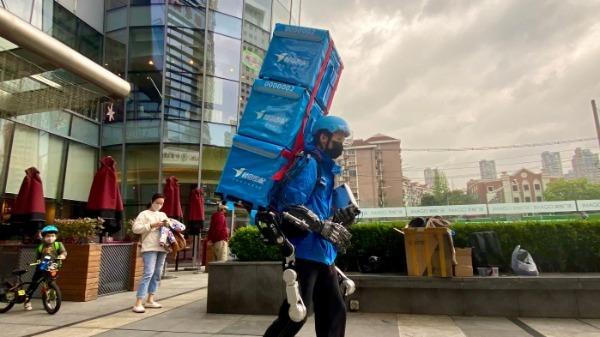 В Китае начали тестировать экзоскелеты для курьеров