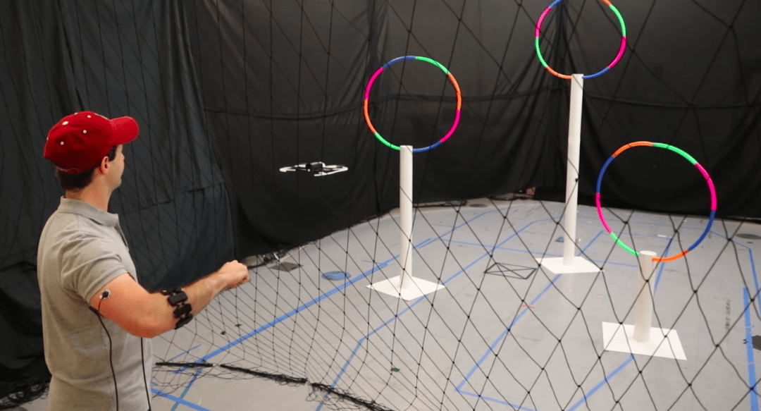 Устройство, которое управляет дронами с помощью жестов