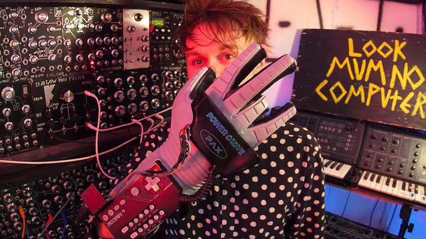 Сначала он взломал Power Glove от NES, а потом приделал ей роборуку