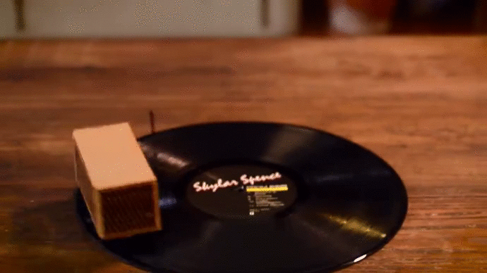 Проигрыватель винила, который сам ездит по пластинке