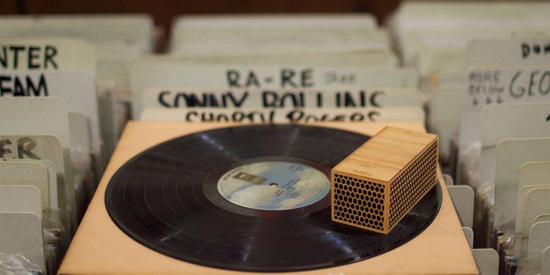 Проигрыватель винила, который сам ездит по пластинке