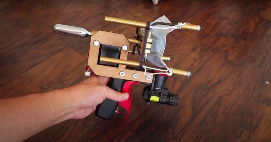 Изобрели пистолет, стреляющий в людей масками