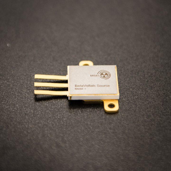 Разработали компактную атомную батарейку