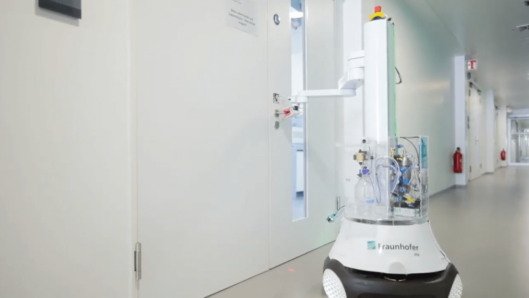 Робот, который протирает дверные ручки