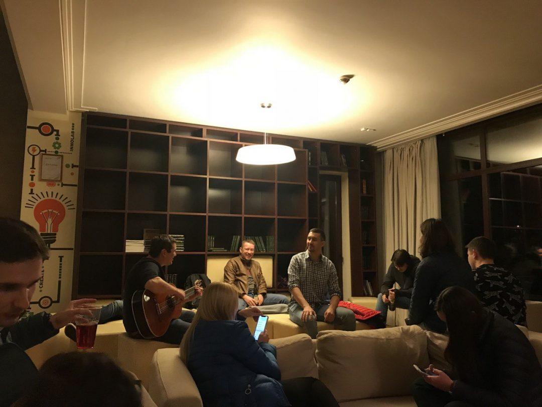 Больше инструментов, код-ревью подрядчиков: иногда в офисе собирались коллеги со всей страны: обсуждали новости, играли на гитаре. Я слева