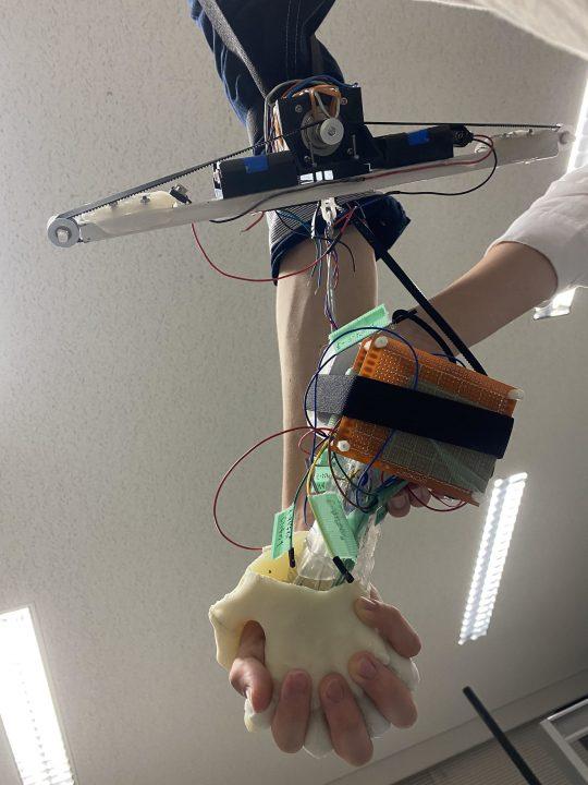 Придумали роборуку для прогулок за руку