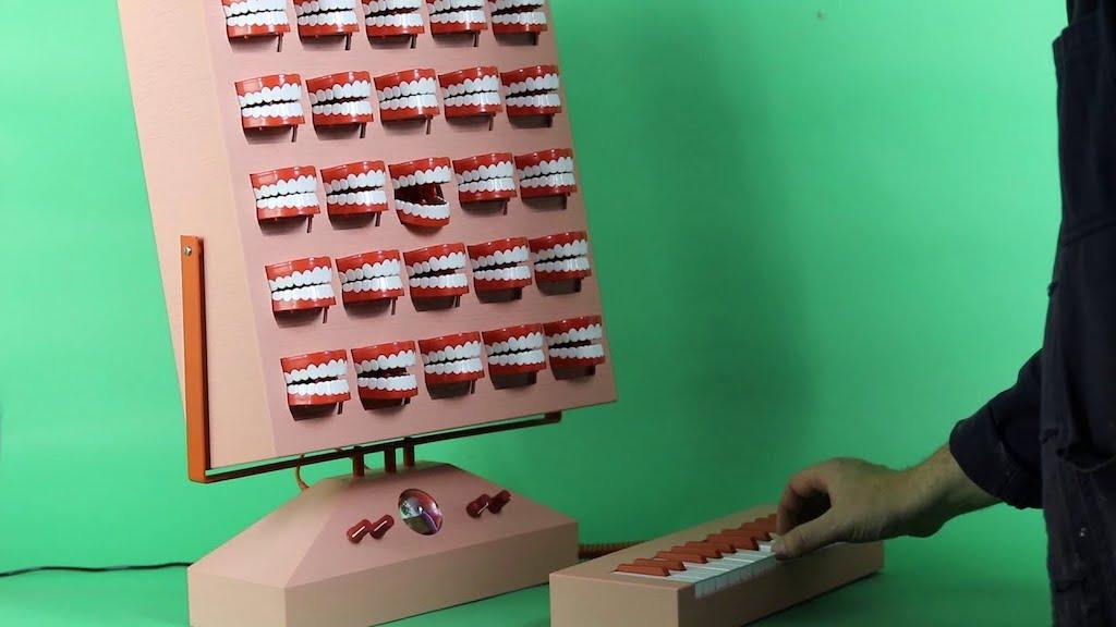 Посмотрите: синтезатор из поющих челюстей