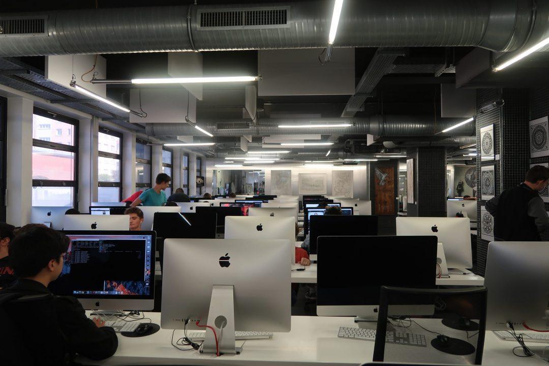 Школа L’Ecole 42 изнутри: три просторных этажа, заставленные аймаками