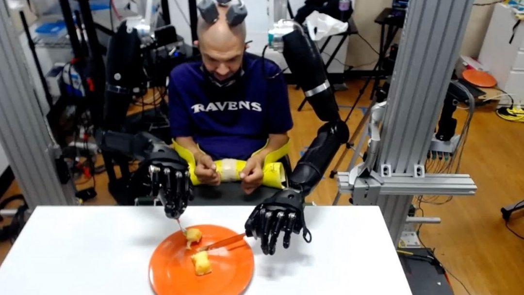 Посмотрите: как накормить себя десертом с помощью робо-рук