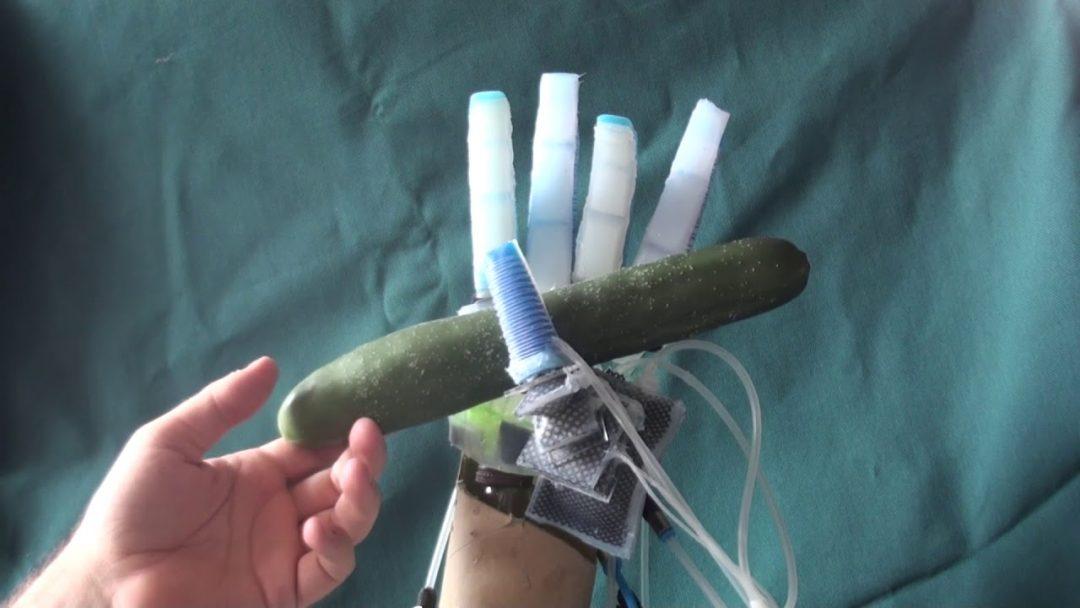 Посмотрите: роборука удерживает любые предметы