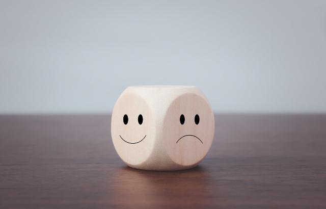 Нейронки научились распознавать эмоции, даже если лицо человека ничего не выражает