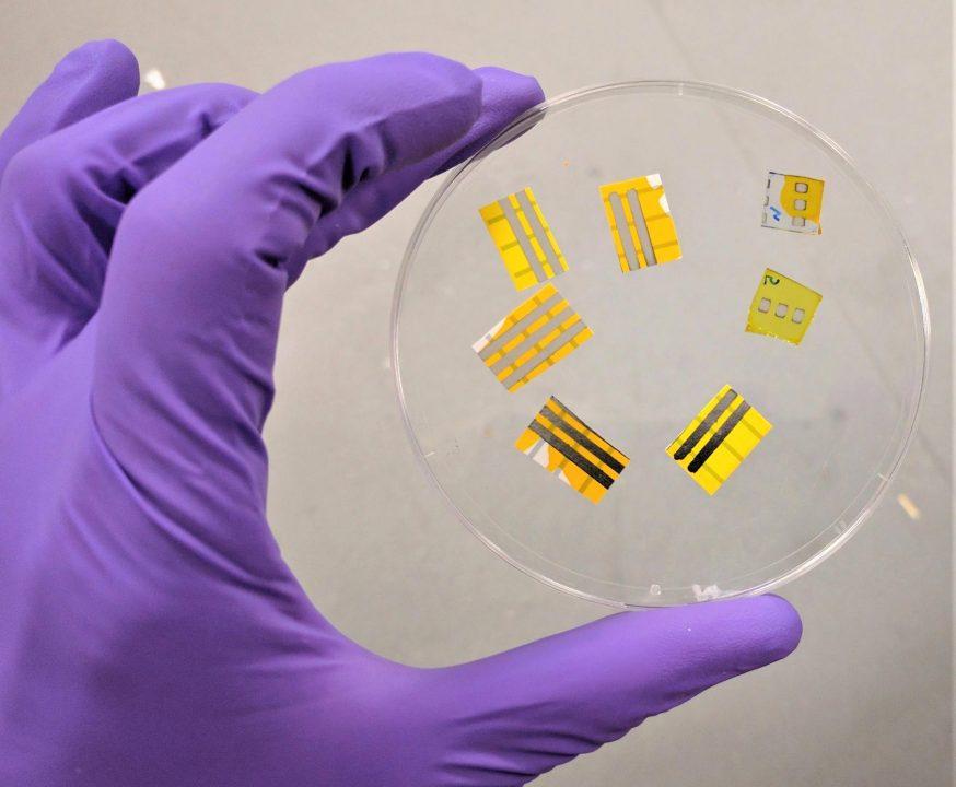 Изобрели светящиеся временные татуировки