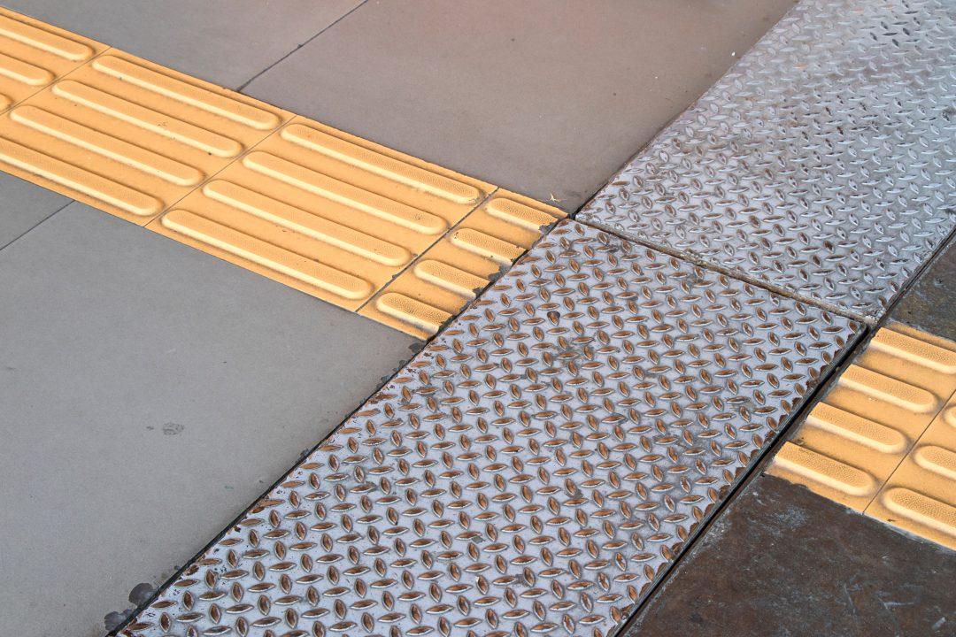 Новая система обнаружения поможет слабовидящим найти тактильную плитку