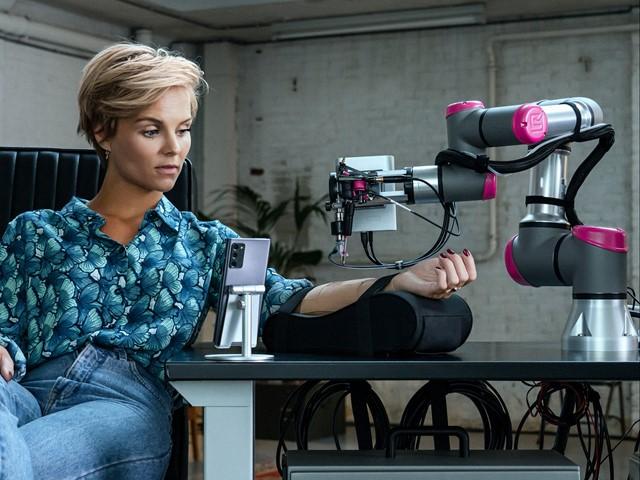 Посмотрите: как удалённо набить тату