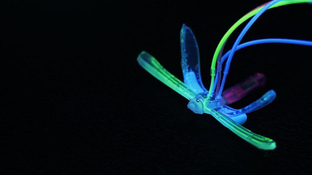 Сделали робота-стрекозу без электроники