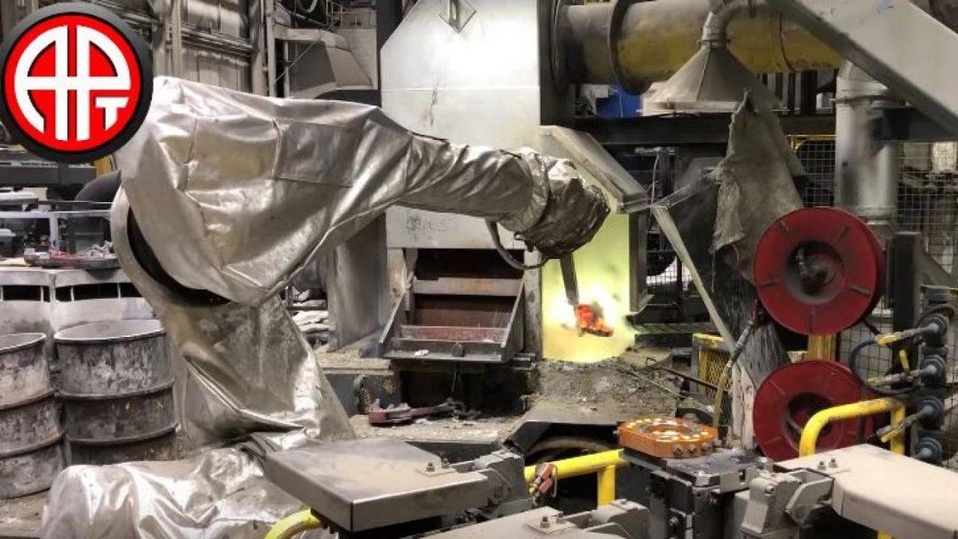 Посмотрите: робот в кевларовом кожухе убирает шлак из печей