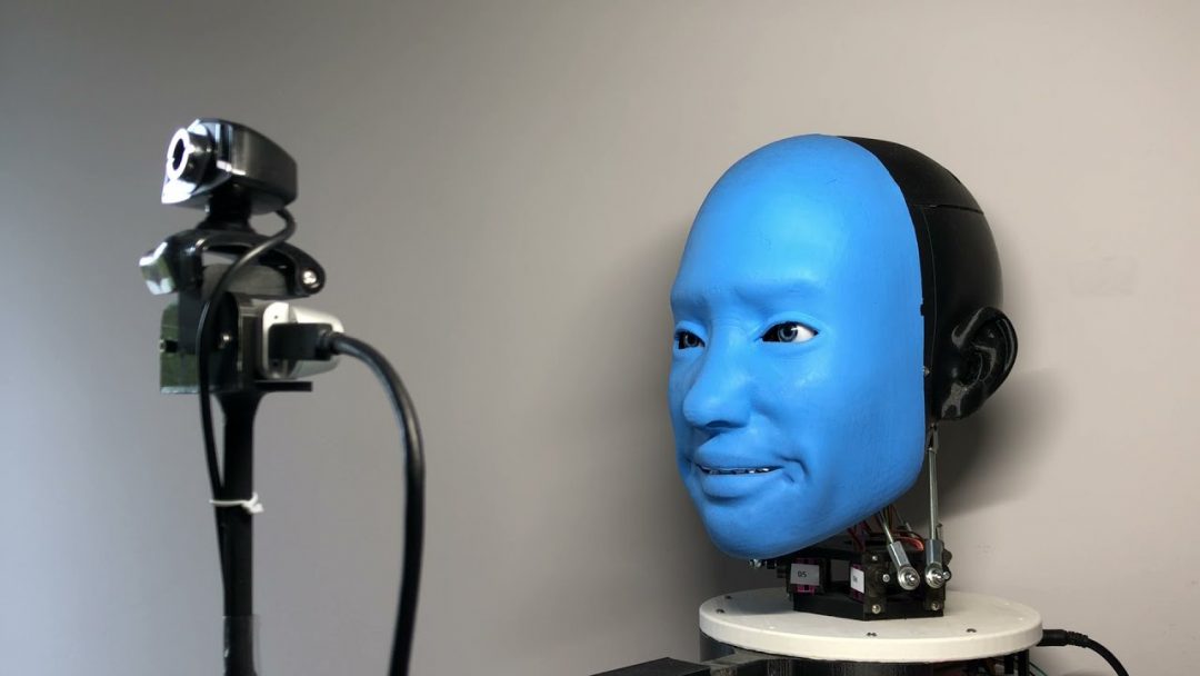 Робота научили реагировать на мимику человека