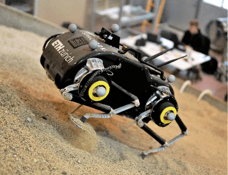 Посмотрите, как испытывают робота для ходьбы по склонам с рыхлым грунтом