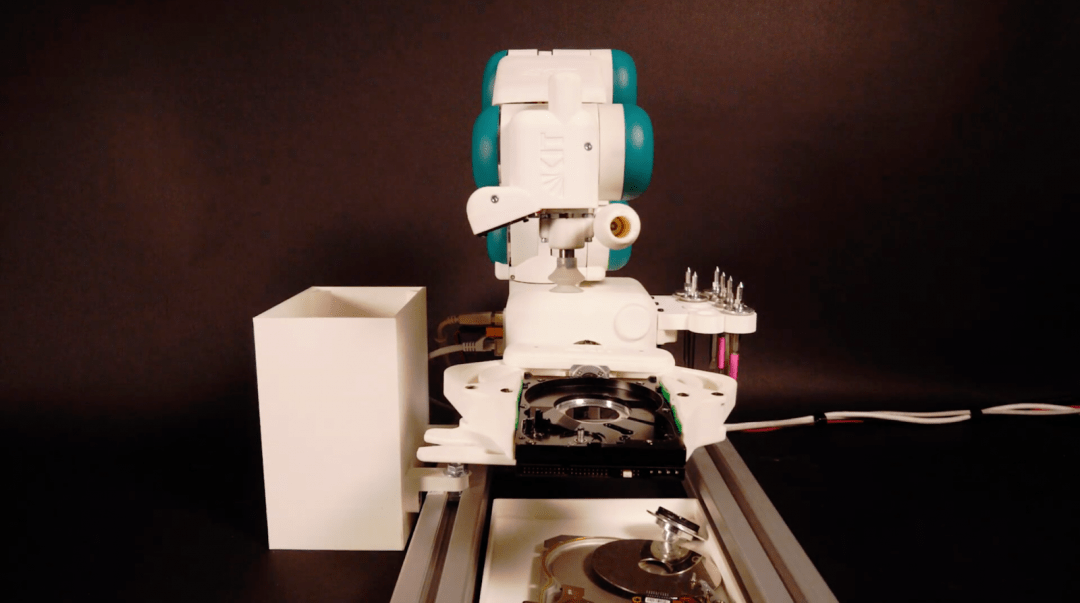 Посмотрите: робот разбирает технику, научившись у человека