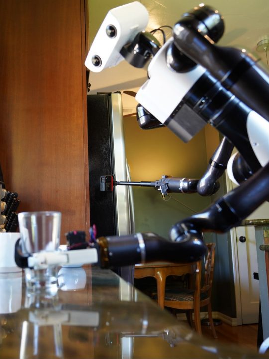 Посмотрите: один день домашнего робота-помощника