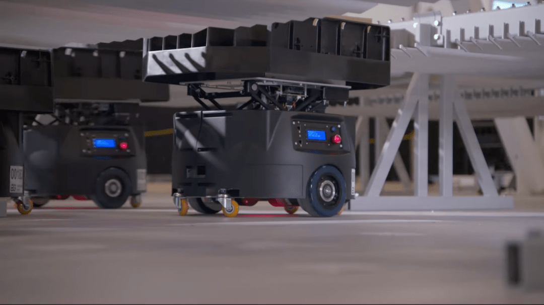 Посмотрите: милые роботы сортируют грузы на складе