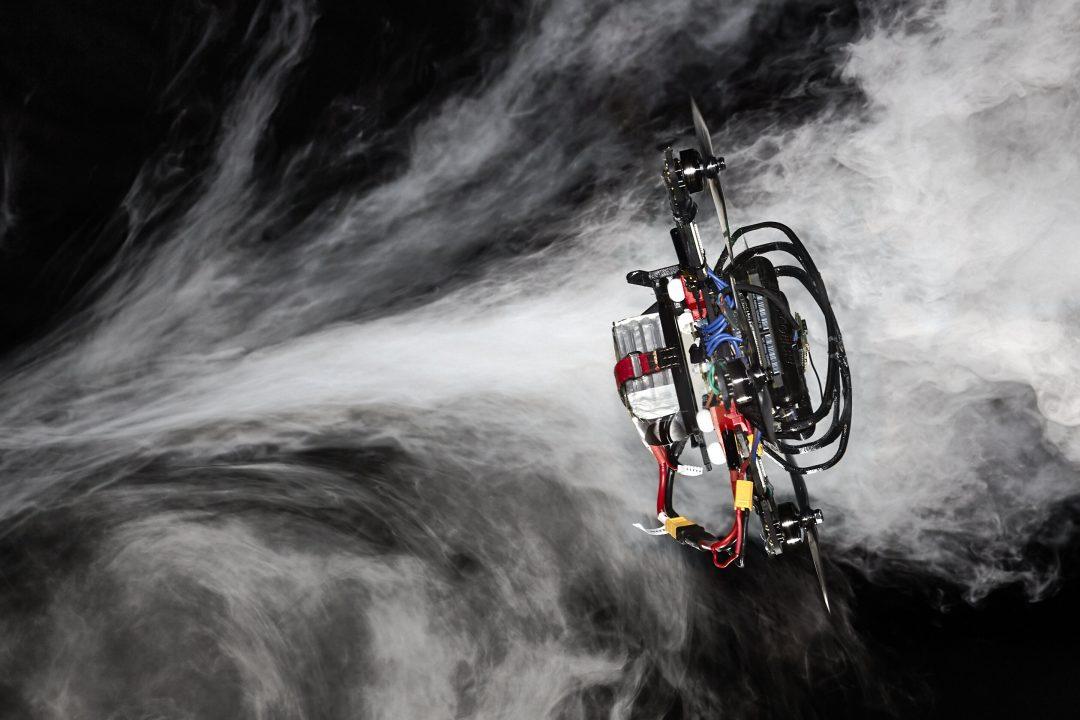 Новый алгоритм управляет дронами быстрее гоночных пилотов