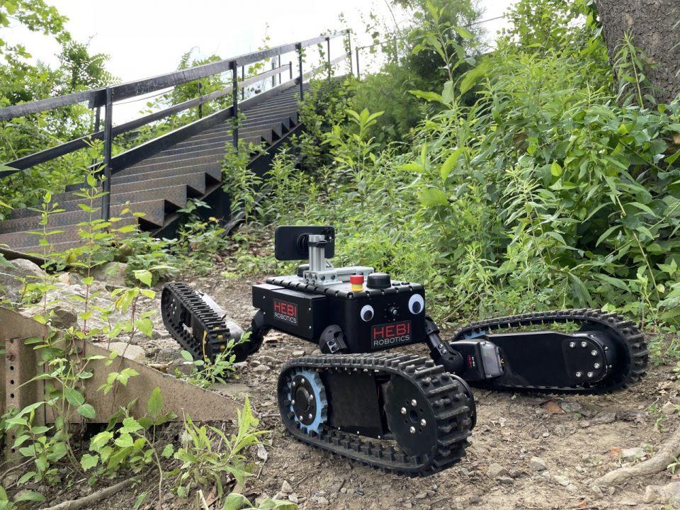 [Посмотрите] робот на четырёх гусеницах очень быстро бегает по лестницам