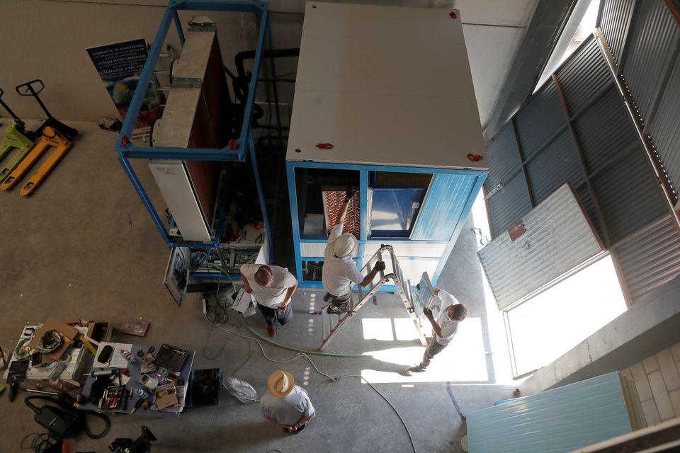 Новая система создаёт воду из воздуха даже в пустыне