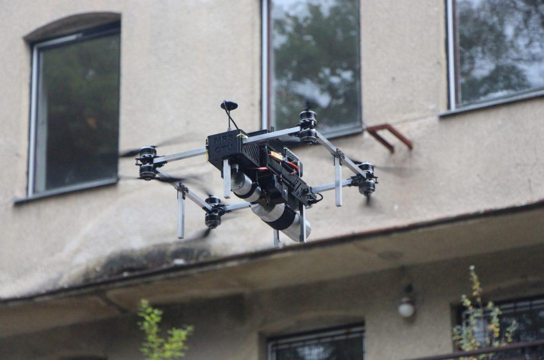 Посмотрите: дрон-пожарный стреляет в огонь, чтобы потушить