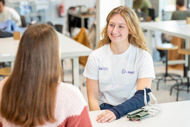 Сделали умный рукав, который переводит текст на любом языке в вибрации