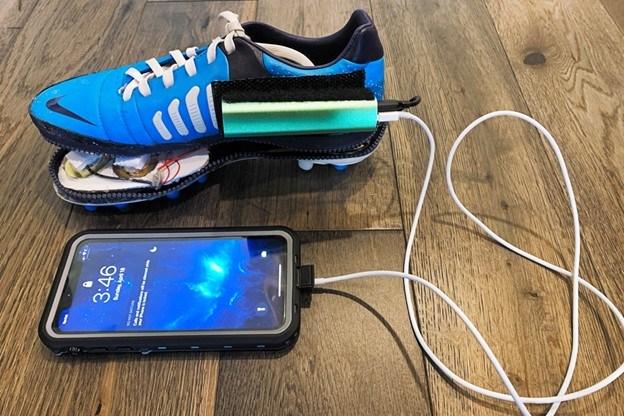 Подросток сделал вставку в обувь для подзарядки телефона