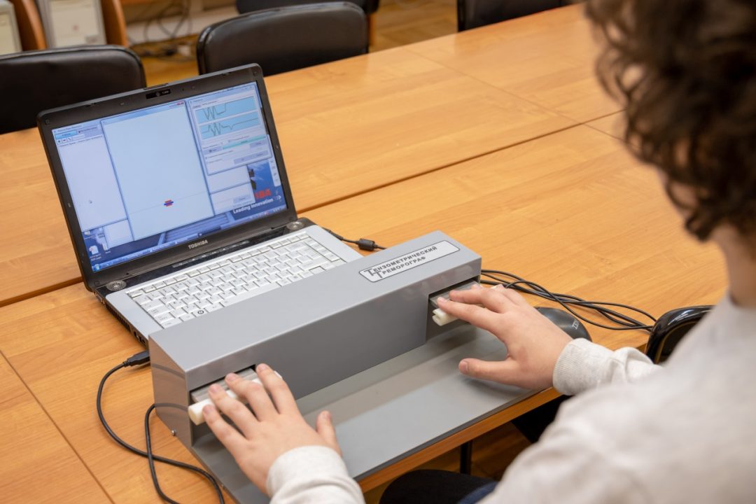 Российские учёные создали прибор для выявления стресса по тремору рук