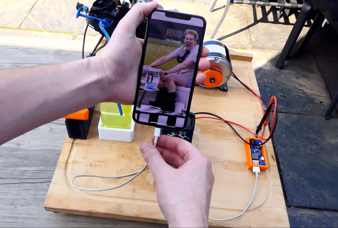 Ютубер зарядил iPhone с помощью яблок и бензопилы