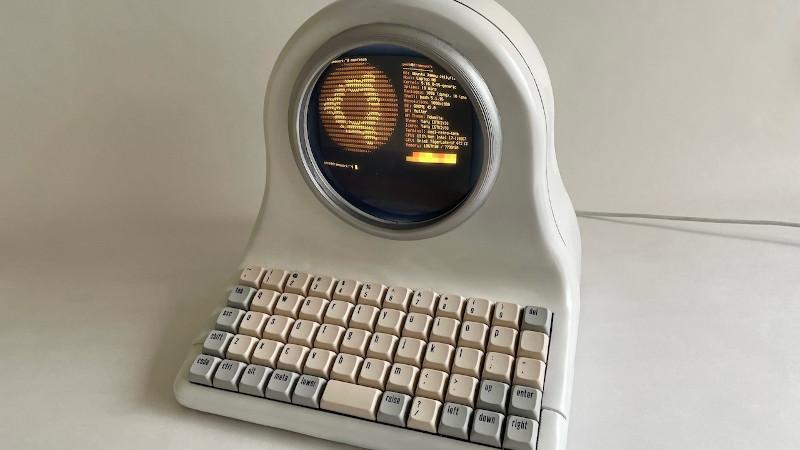 Инженер собрал ретрокомпьютер с круглым дисплеем