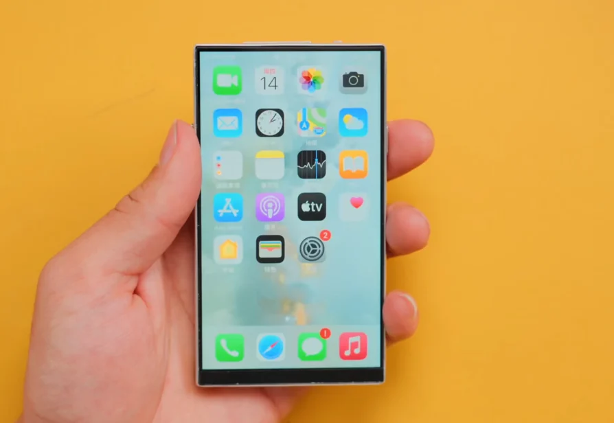 Инженер собрал безрамочный iPhone с выдвижной камерой