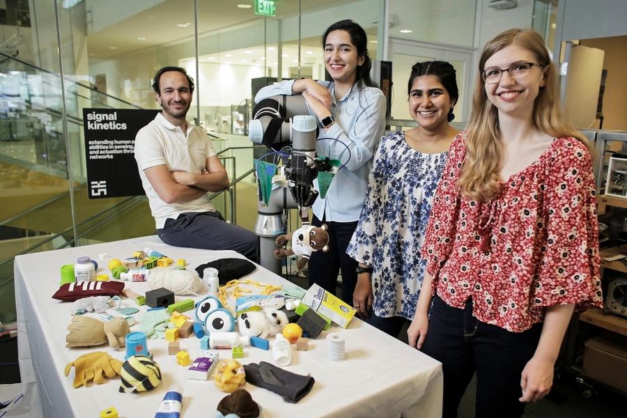 Сделали роботизированную руку, которая находит предметы даже без маркировки