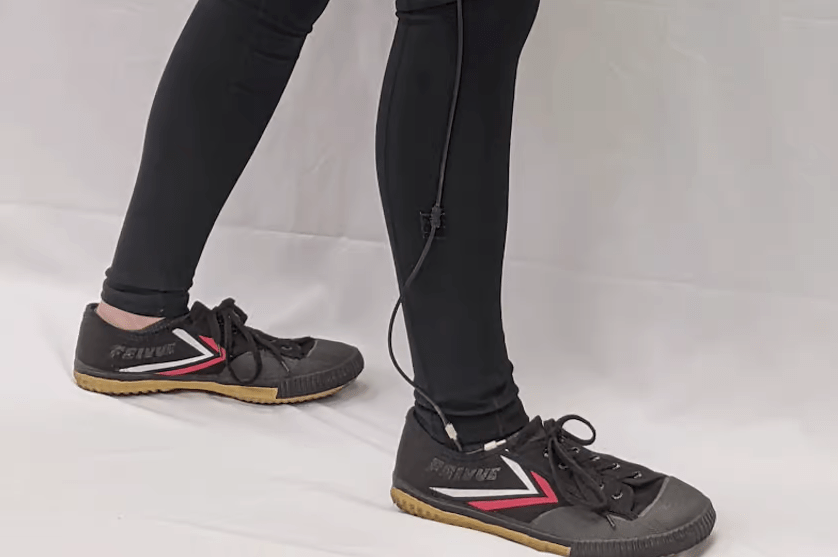 Разработали текстильный экзоскелет, который собирает энергию во время ходьбы человека