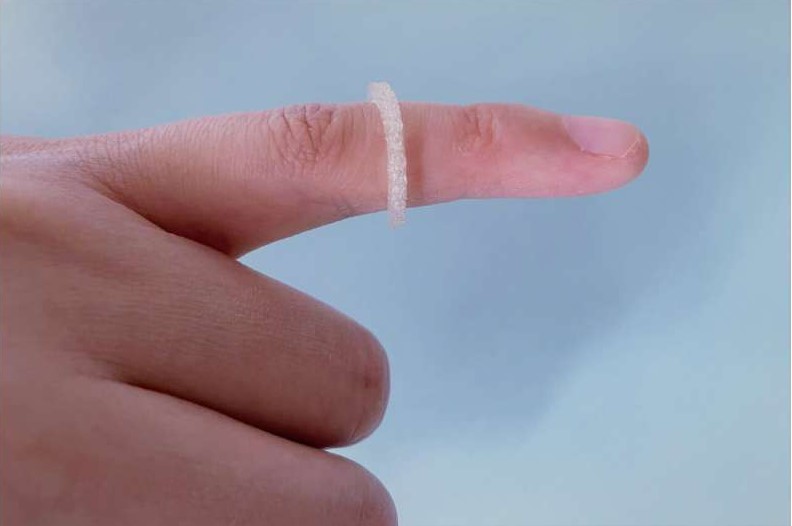 Сделали кольцо, которое долго защищает носящего от комаров