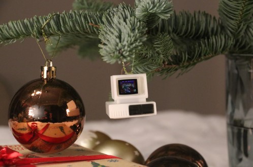 Инженер запустил Doom на ёлочной игрушке