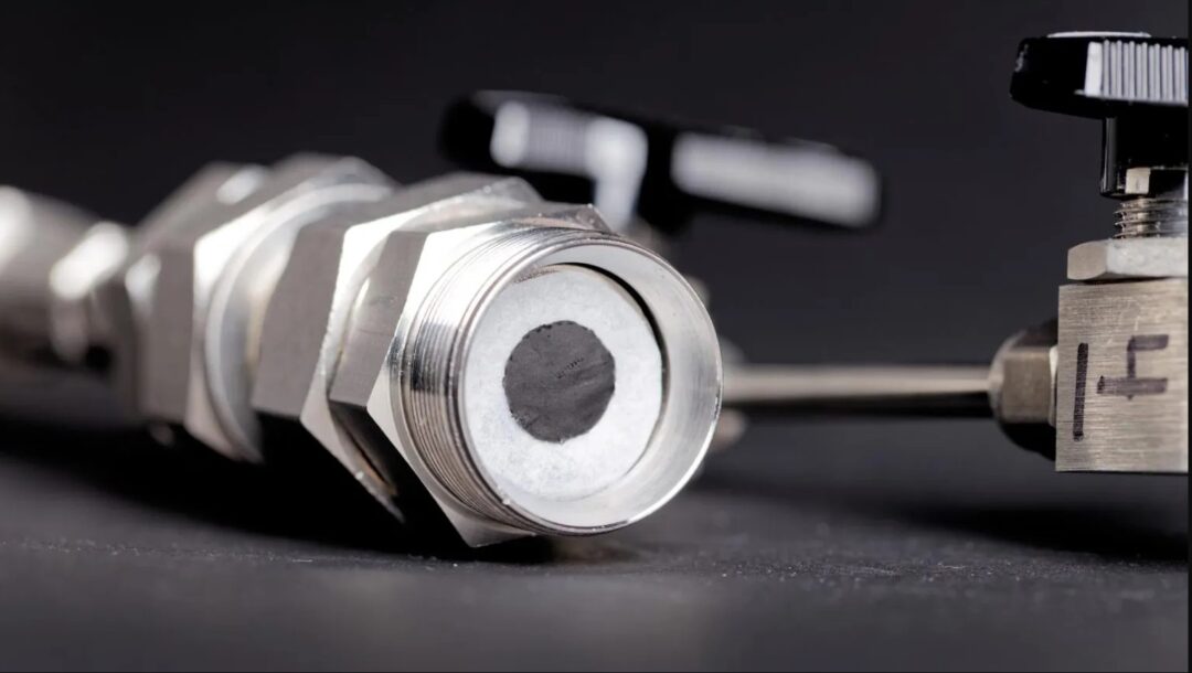 Сделали устройство, которое поглощает углекислый газ при перезарядке и может заменить аккумуляторы