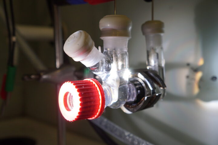 Сделали солнечный реактор, который преобразует пластиковые отходы и углекислый газ в топливо