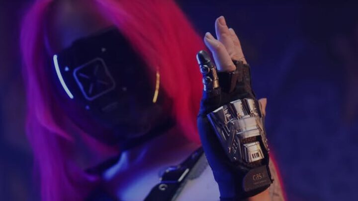 Технодурка: ютуберша сделала перчатку с протезом мизинца